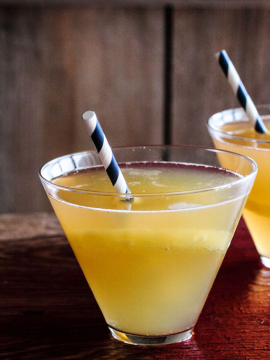 Veleiro Sparkling Pineapple Rum Cocktail